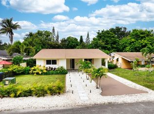 215 NE 164th St, Miami, FL 33162