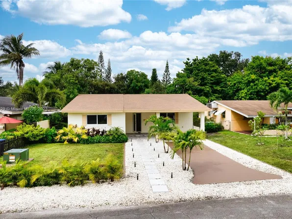215 NE 164th St, Miami, FL 33162