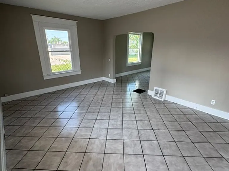 2816 James St — Photo 2