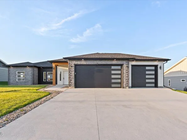 711 70th St E, Williston, ND 58801