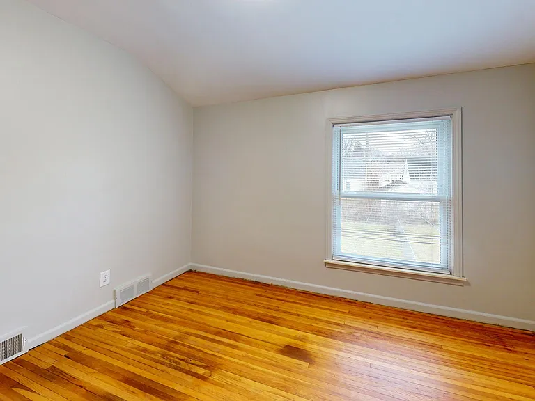 24622 Cloverlawn St — Photo 7