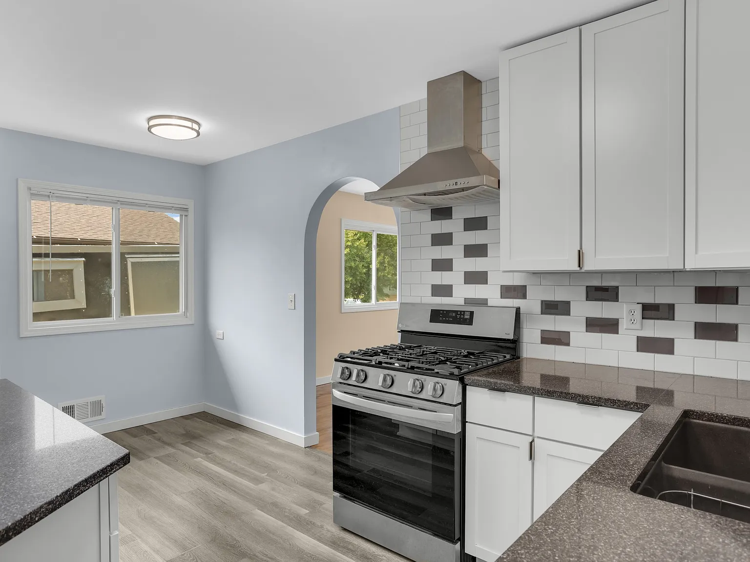 3 bed, 1014 sqft, $2,050 — Photo 3