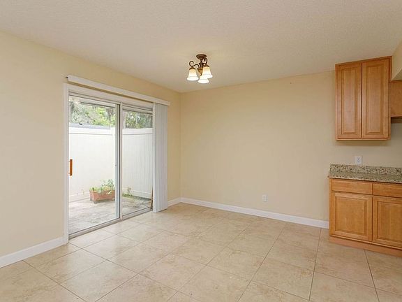 5th image of 829 E Wildmere Ave #101