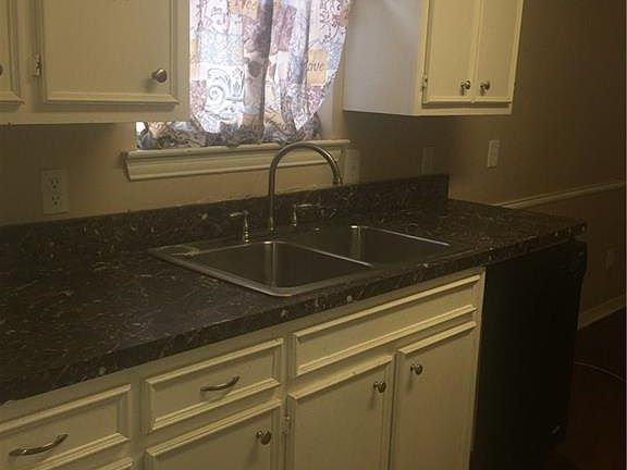 4th image of 1609 S Parkway Blvd S