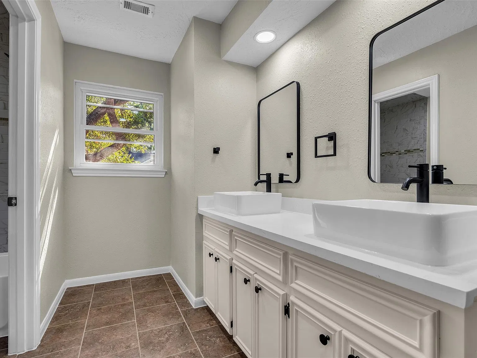 4 bed, 2.5 bath, 2370 sqft, $2,695 — Photo 2