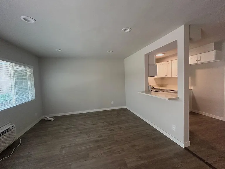 15034 Burbank Blvd — Photo 9