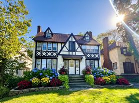 2325 S Overlook Rd, Cleveland, OH