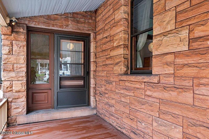 4th image of 21 N Lyons Avenue