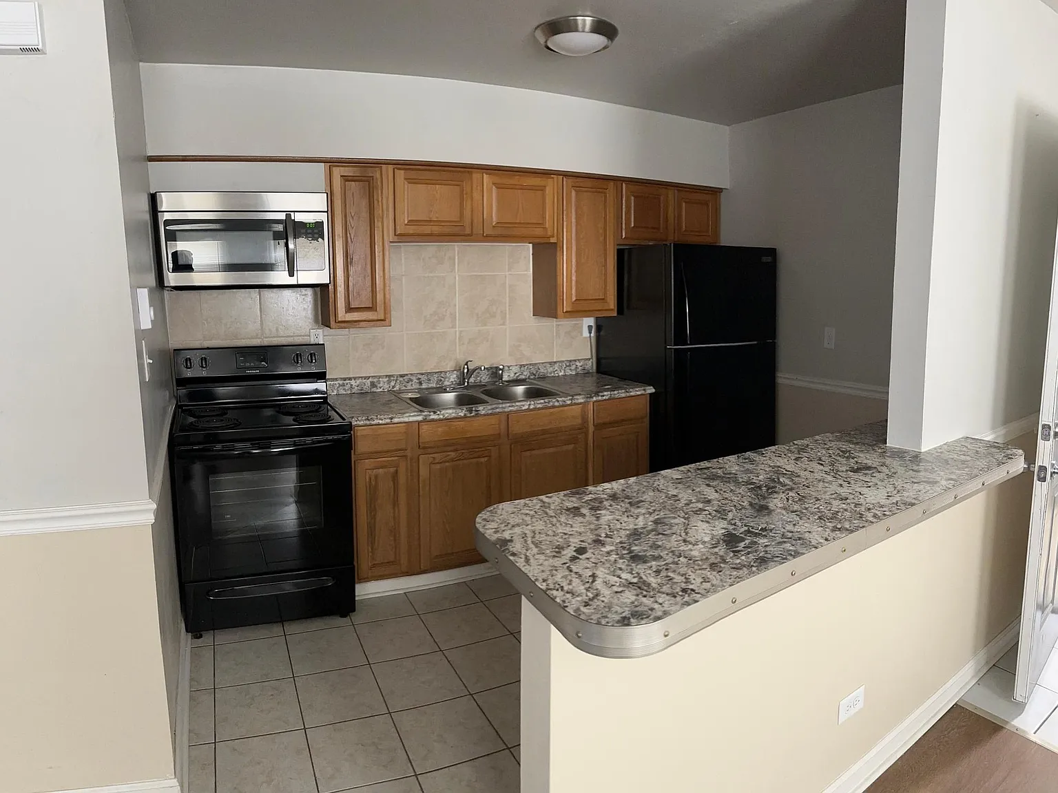 564 N Indiana Ave — Photo 3