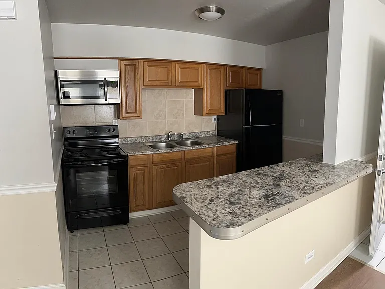 564 N Indiana Ave #3 — Photo 3