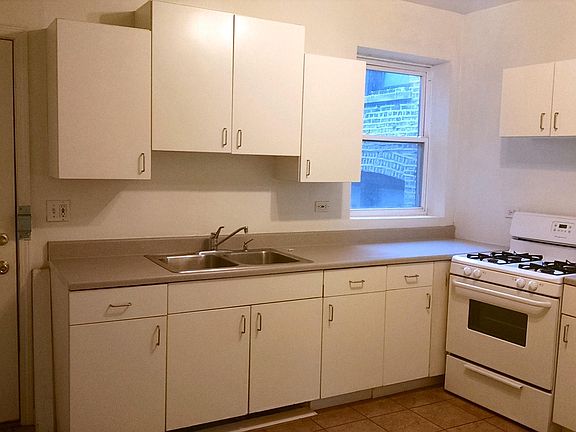 4th image of 2-2051 W North Ave #2