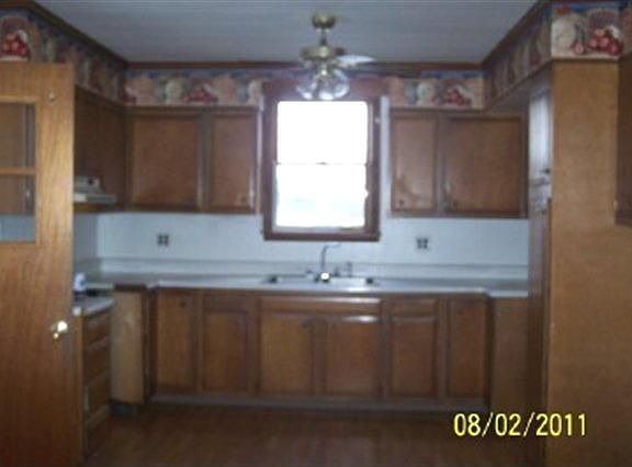 2nd image of 905 Honeysuckle Ln