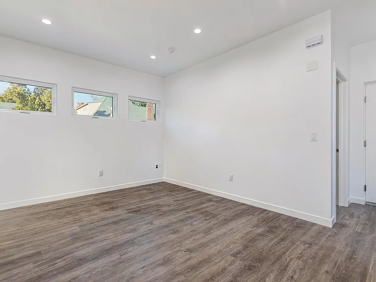 5572 Packard St — Photo 5