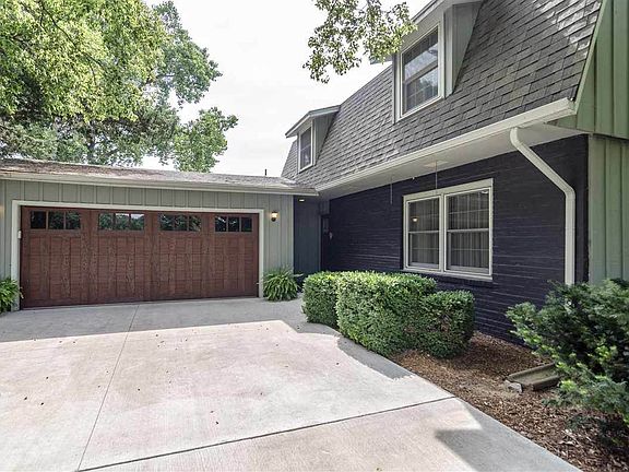 2nd image of 1416 Country Club Ln