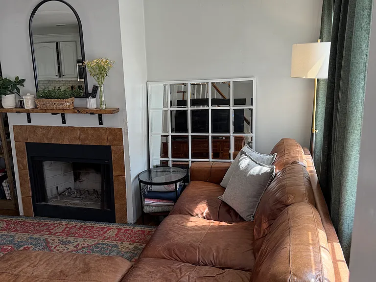 370 E St — Photo 2