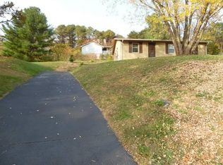110 Tanglewood Dr, Christiansburg, VA 24073