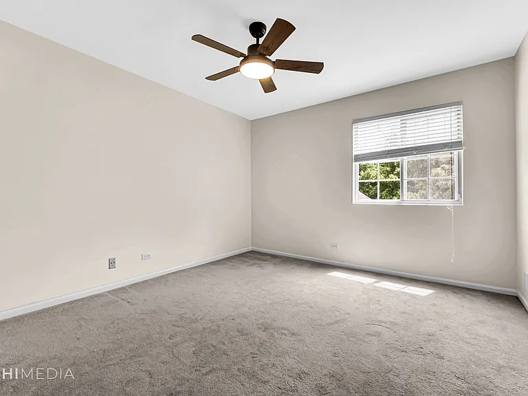 425 Monmouth Ct — Photo 15