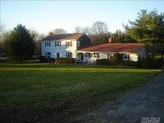 1st image of 6 Holly Ln