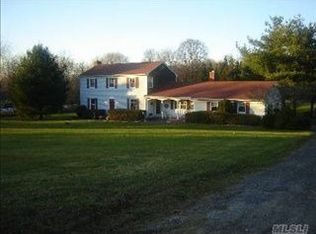 6 Holly Ln, Saint James, NY 11780