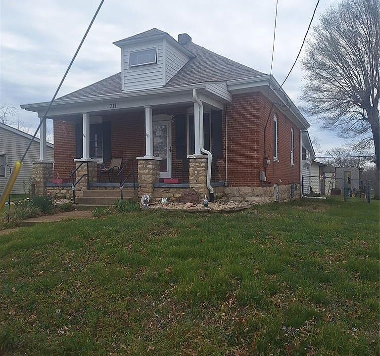 1st image of 711 W 9th St