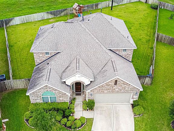 2202 Dama Dr is located on one of the largest lots (if not the largest lot) in Kingdom Heights!