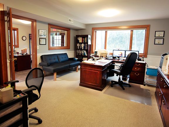 4th image of 402 Mount Kemble Ave