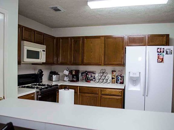 4th image of 619 N Willow Dr