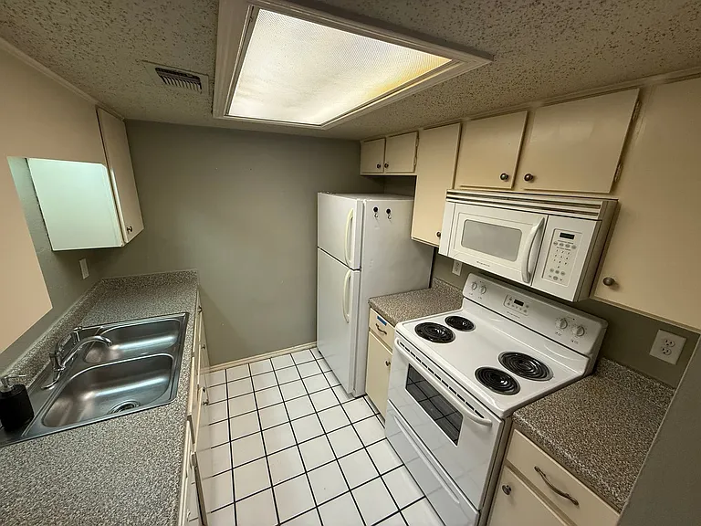 2401 Leon St #209 — Photo 4