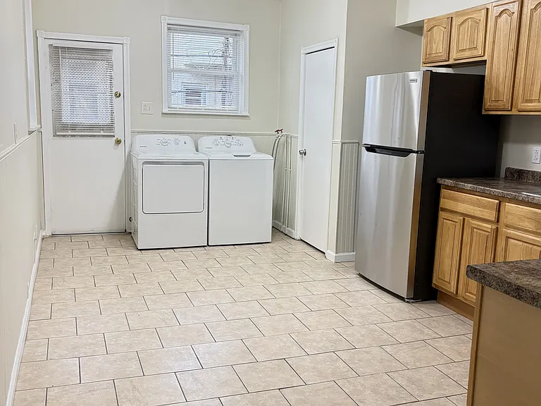 Large eat-in kitchen with washer & dryer and pantry
