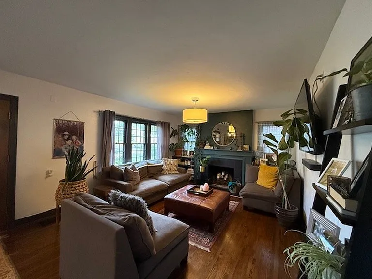 2324 S Jefferson St — Photo 2