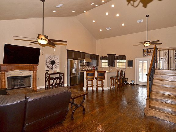 3rd image of 2714 Green Oaks Dr