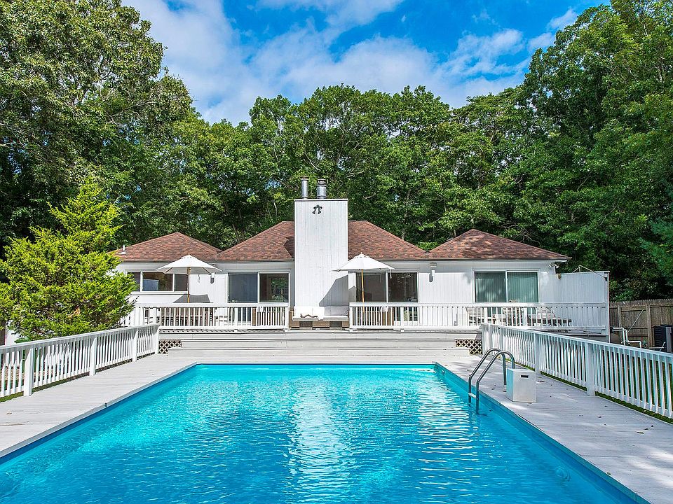1st image of 4 Oyster Pond Ln