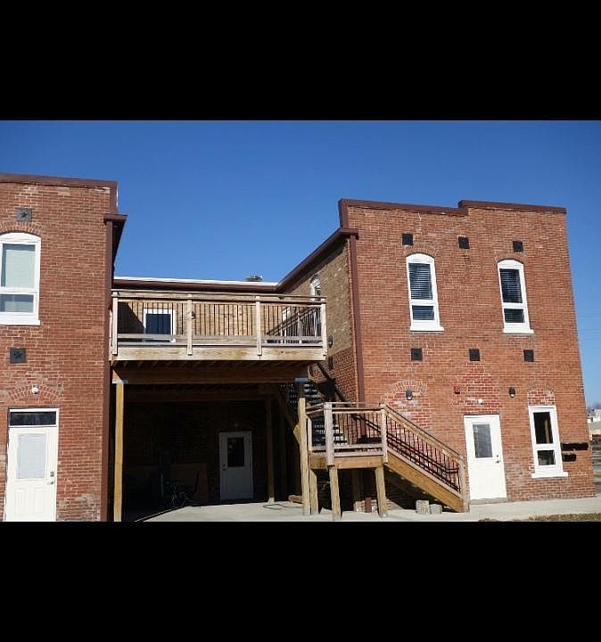 2nd image of 106 W Railroad St