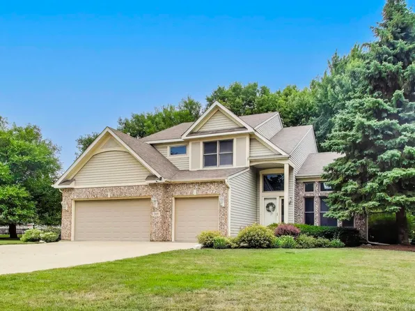 705 Wood Creek Dr, Antioch, IL 60002