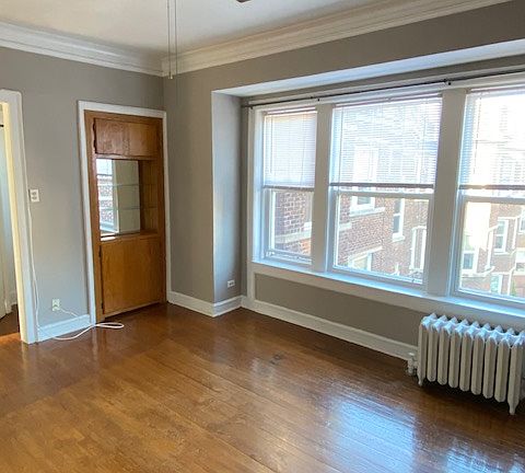 3rd image of 831 W Cornelia Ave APT 3E