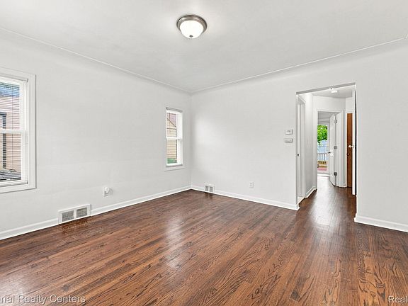 5th image of 22165 Hayes Ave