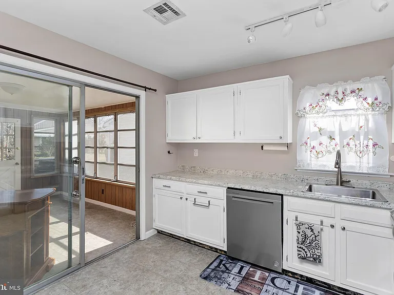 224 Huntington Dr — Photo 16