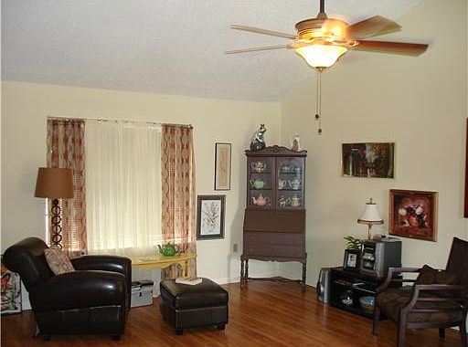 3rd image of 2817 Dove St