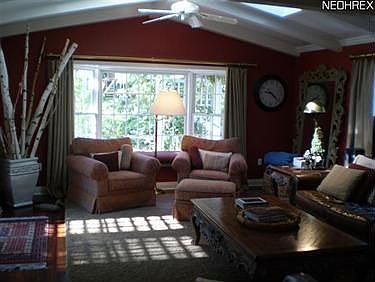5th image of 890 Eaton Ave
