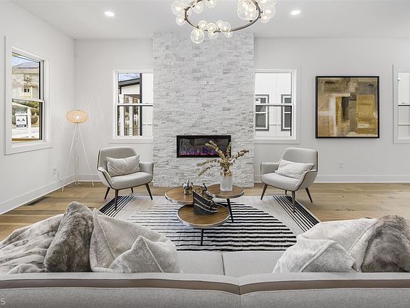 4th image of 2020 Cambridge Ave