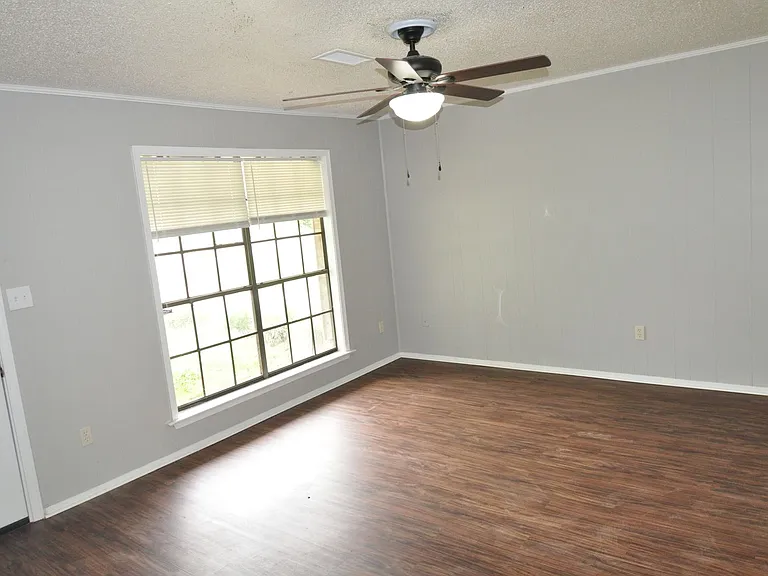 220 Joyce St — Photo 2