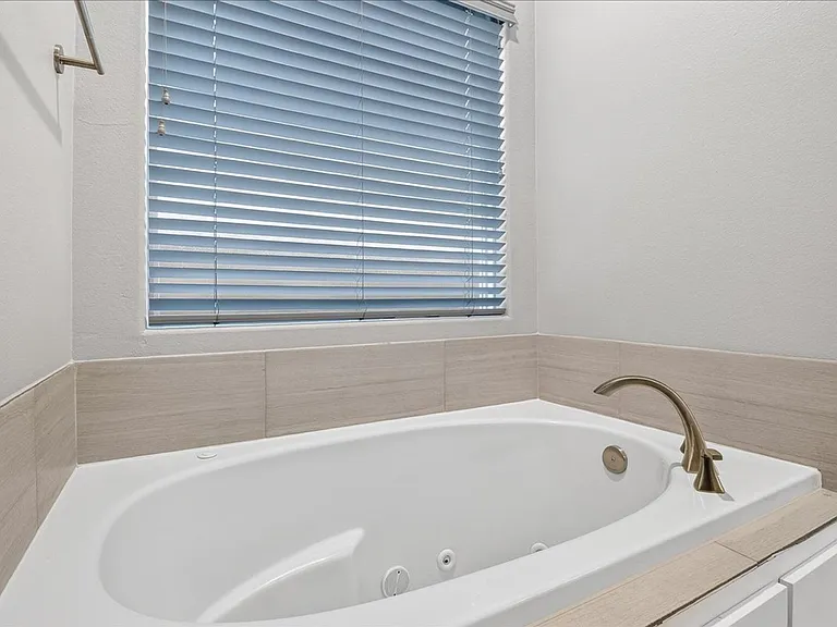 6718 Stuyvesant Ct — Photo 32