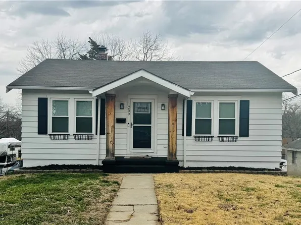1209 S 30th St, Saint Joseph, MO 64507