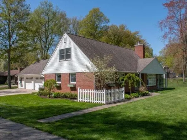 21687 Shiawassee Dr, Cassopolis, MI 49031