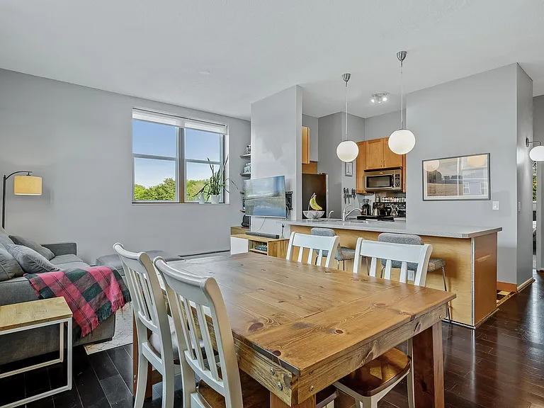 215 7th St NE #301 — Photo 4