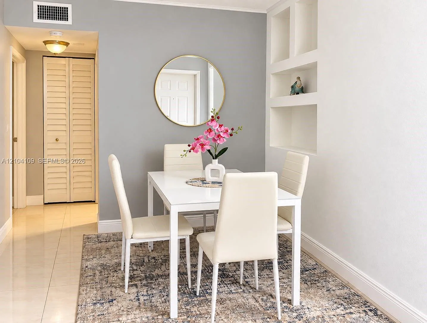 Suzanne Plaza Condo — Photo 3