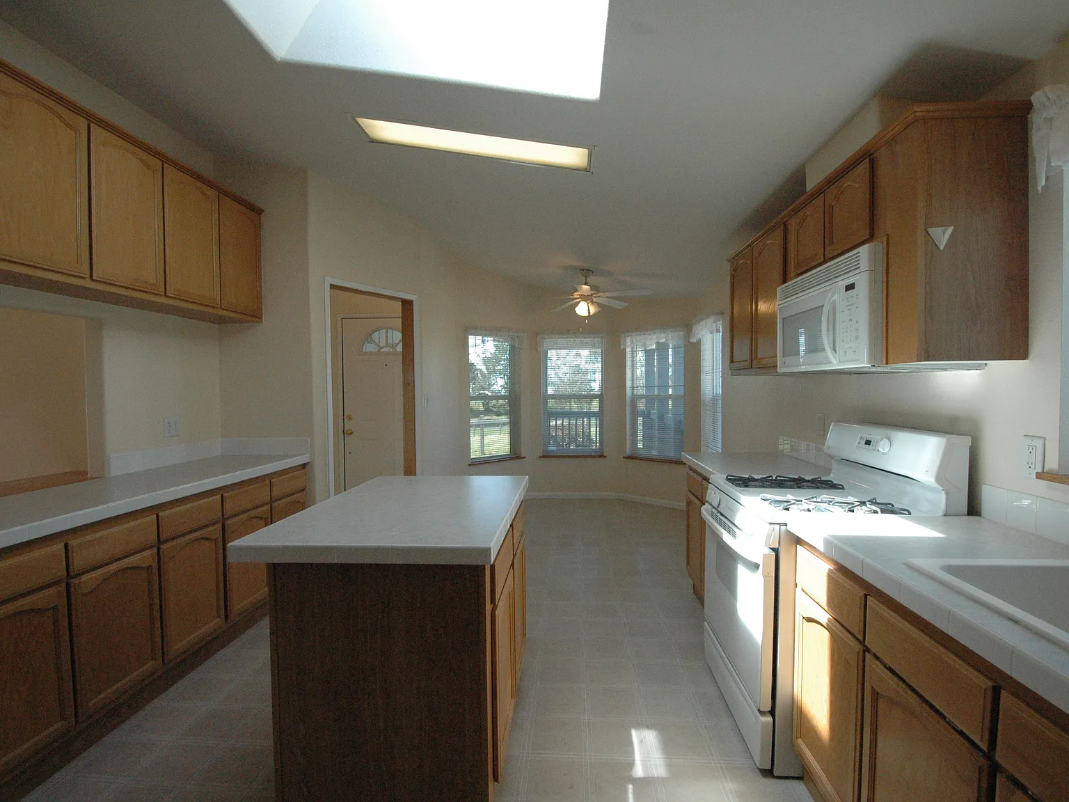 3 bed, 2.5 bath, $3,700 — Photo 3