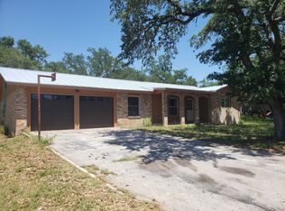 504 Wedgewood Way, Devine, TX 78016