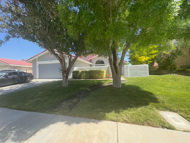 1833 Einstein St — Photo 2