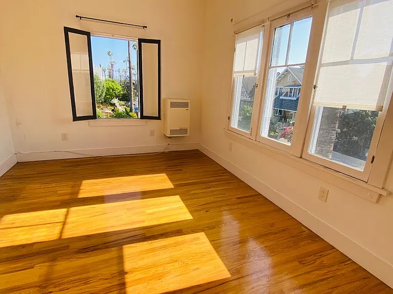 1672 S Harvard Blvd — Photo 55